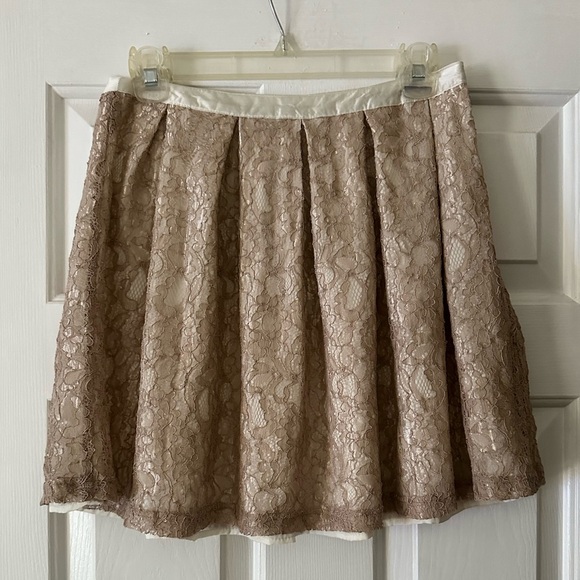 Francesca’s NWT Cream lace pleated lace mini skirt with satin waist, size small - Picture 1 of 5
